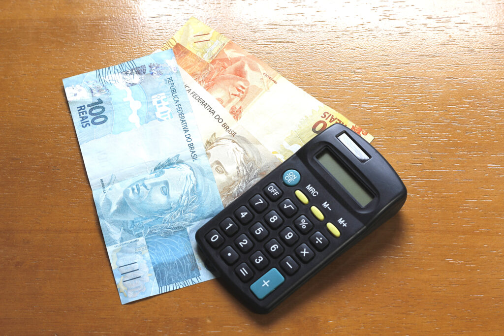 Cédulas de dinheiro e calculadora